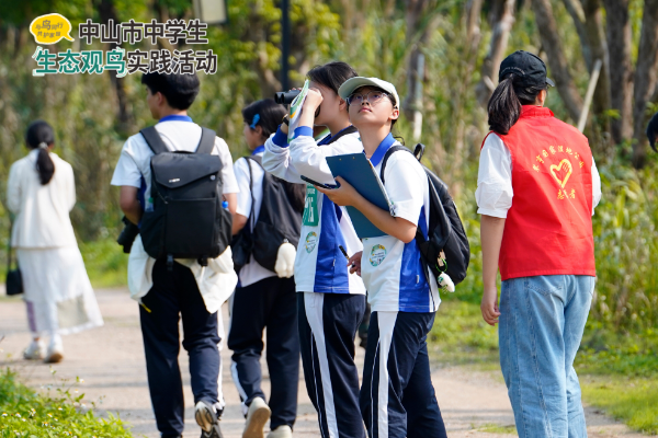 参赛学生观察园中鸟类3.JPG