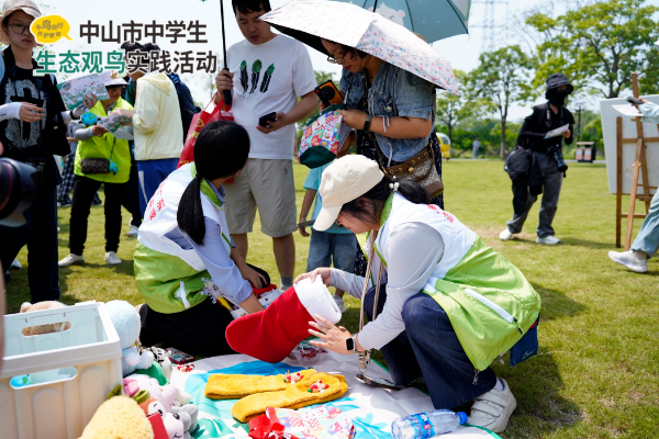 群众参与“绿色碳享家循环站”活动.JPG