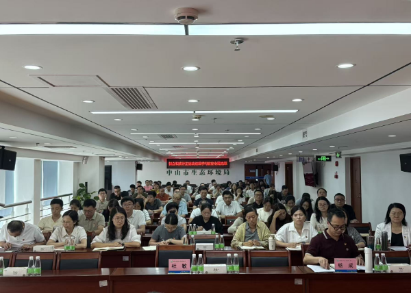 3.全体党员认真聆听树立和践行正确政绩观学习教育专题党课.jpg
